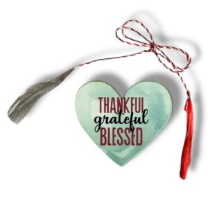 Brosa martisor din lemn – Inima Thankful, greatful, blessed
