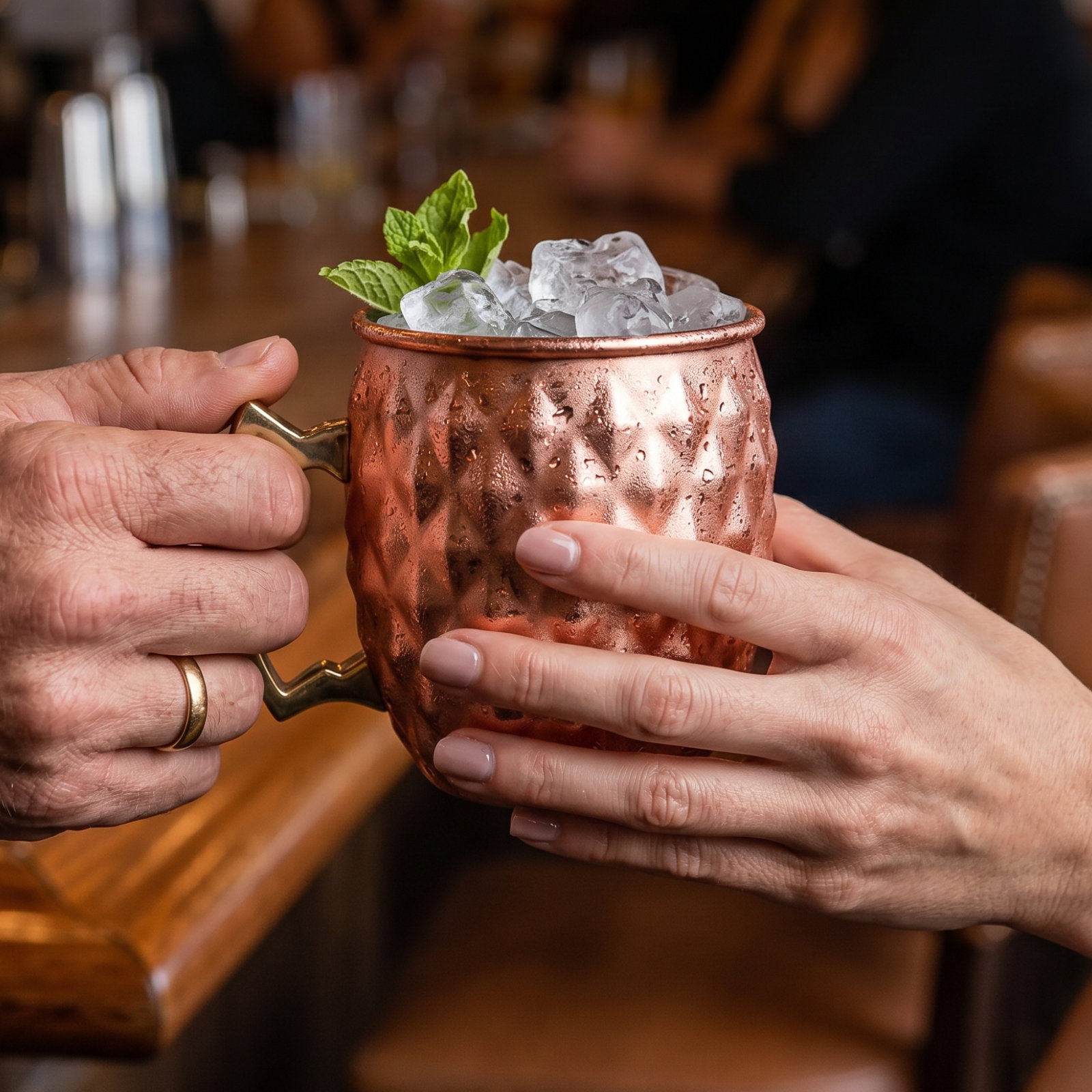 Cana Moscow Mule din Otel Inoxidabil, Aspect Cupru Texturat, 530 ml